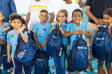 Entrega de kits escolares &eacute; realizada em Ipatinga