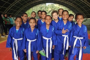 Projeto Ajud&ocirc;u entrega uniformes a alunos com patroc&iacute;nio da Vale