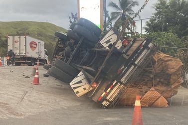 Caminh&atilde;o carregado de madeira tomba em acesso &agrave; BR-381 em Tim&oacute;teo