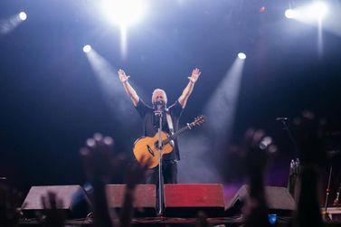 Fen&ocirc;meno gospel Fernandinho leva multid&atilde;o em show e celebra os 62 anos de Ipatinga