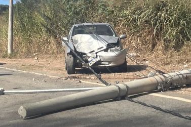 Carro perde o controle e bate contra poste na sa&iacute;da do bairro Macuco, em Tim&oacute;teo