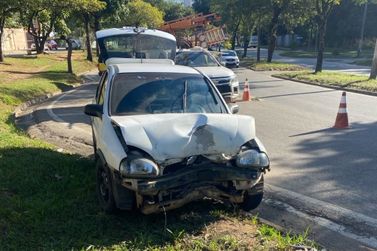 Motorista desvia de moto, bate em poste e causa acidente em Ipatinga