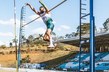 Atleta da Uni&Uacute;nica vence estadual no salto com vara em Juiz de Fora e se classifica