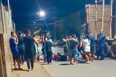 Motociclista fica gravemente ferido ap&oacute;s bater na traseira de caminh&atilde;o em Ipatinga