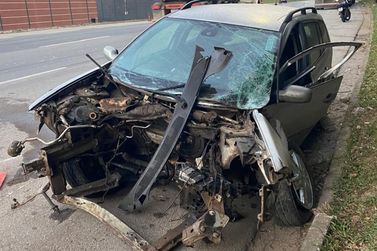 Motorista fica ferida ap&oacute;s bater carro em &aacute;rvore na BR-381, em Ipatinga
