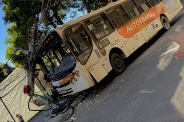 &Ocirc;nibus atinge poste e fica com a frente destru&iacute;da no Centro de Tim&oacute;teo