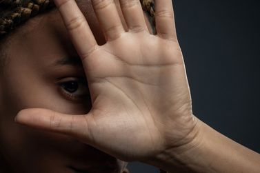 Trabalhadora denuncia racismo ap&oacute;s ser chamada de "bosta preta" em empresa de Ipatinga