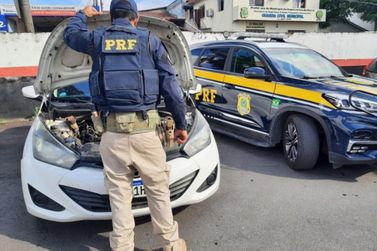 Carro roubado na Bahia é recuperado pela PRF em Itapecerica da Serra.
