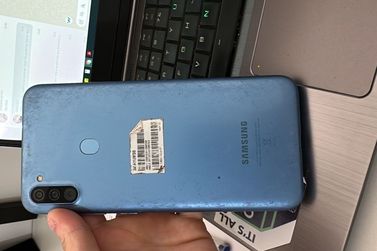 Celular azul &eacute; perdido em frente ao Toldos Itapema