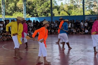 Escolas recebem visita dos participantes do 9&ordm; Encontro Internacional de Etnias