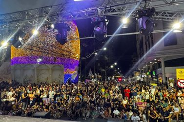 &Uacute;ltima noite do espet&aacute;culo lota a Pra&ccedil;a da Paz na v&eacute;spera de P&aacute;scoa
