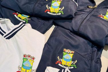 Alunos da rede municipal de Itapema recebem uniformes de inverno