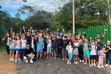 Escolas de Surf promovem aula de campo e conscientiza&ccedil;&atilde;o nas praias Grossa e do Cabe&ccedil;o