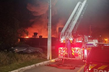 Inc&ecirc;ndio de grandes propor&ccedil;&otilde;es destr&oacute;i galp&atilde;o e atinge casas em Itapema