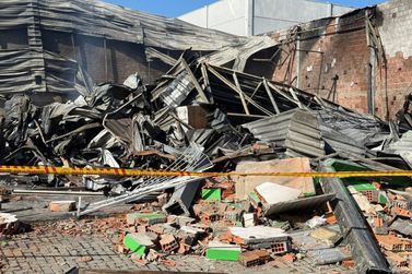 Inc&ecirc;ndio em galp&atilde;o de materiais pl&aacute;sticos mobiliza opera&ccedil;&atilde;o conjunta em Itapema