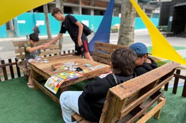 Troca de figurinhas da Copa movimenta a Pra&ccedil;a da Paz em Itapema