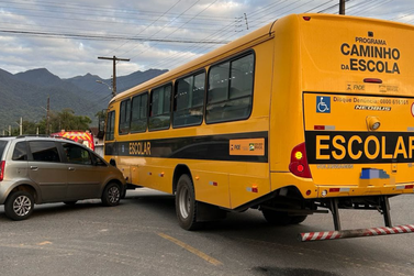 Acidente entre &ocirc;nibus escolar e carro mobiliza bombeiros no Litoral Norte de SC