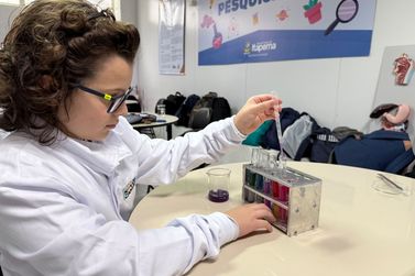 Alunos da rede municipal em Itapema vivenciam a ci&ecirc;ncia na pr&aacute;tica em laborat&oacute;rio do CDPHI
