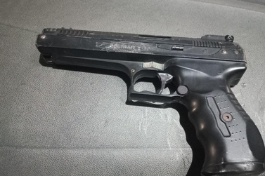 Homem &eacute; preso ap&oacute;s amea&ccedil;ar pessoas com simulacro de arma em Porto Belo