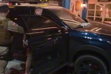 Motorista perde o controle e invade restaurantes em Balne&aacute;rio Cambori&uacute;