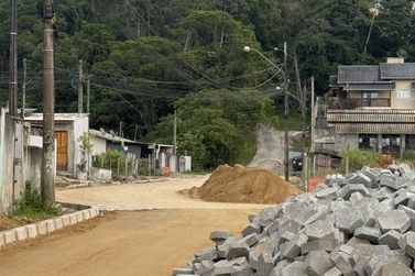 Obras de pavimenta&ccedil;&atilde;o e drenagem avan&ccedil;am em diferentes bairros de Itapema