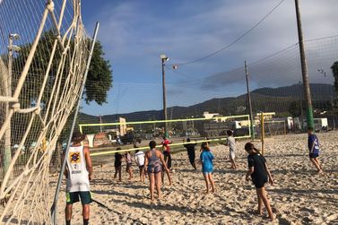 Porto Belo promove torneio de v&ocirc;lei para alunos da escolinha municipal de praia