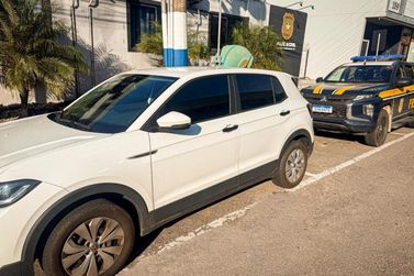 PRF recupera carro roubado e prende motorista na BR-101 em Balne&aacute;rio Cambori&uacute;