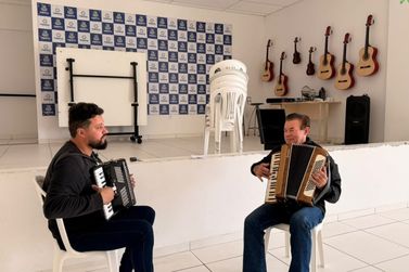 Aulas gratuitas de acordeon t&ecirc;m vagas abertas para idosos em Itapema