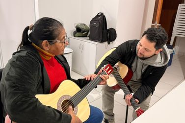 Aulas gratuitas de ukulele promovem integra&ccedil;&atilde;o e bem-estar para idosos em Itapema