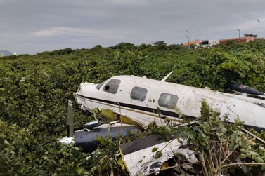 Avi&atilde;o de pequeno porte cai na Meia Praia, em Navegantes e deixa dois feridos