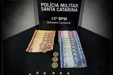 Casal &eacute; preso com drogas e dinheiro durante a&ccedil;&atilde;o da PM em Balne&aacute;rio Cambori&uacute;