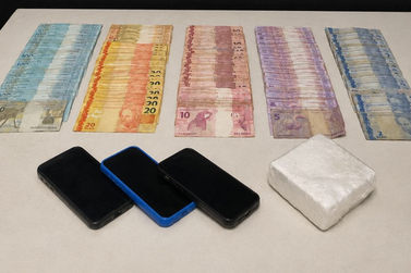 Dupla &eacute; presa ap&oacute;s persegui&ccedil;&atilde;o e apreens&atilde;o de coca&iacute;na e R$ 14 mil em Itaja&iacute;