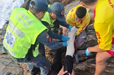 Homem &eacute; resgatado de helic&oacute;ptero ap&oacute;s cair em cost&atilde;o de dif&iacute;cil acesso em Porto Belo
