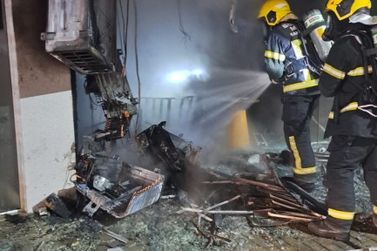 Inc&ecirc;ndio atinge escrit&oacute;rio em Meia Praia e mobiliza Corpo de Bombeiros nesta madrugada