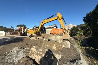 Itapema realiza obra preventiva para conter eros&atilde;o no bairro Ilhota