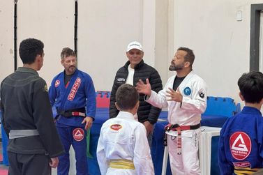 Lenda mundial do Jiu-Jitsu, mestre H&eacute;lio Soneca ministra aula para alunos em Itapema