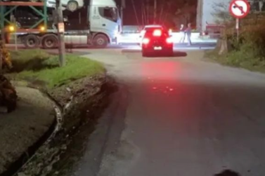 Moto cai na pista e dois homens morrem ap&oacute;s serem atingidos por caminh&atilde;o em Itaja&iacute; 