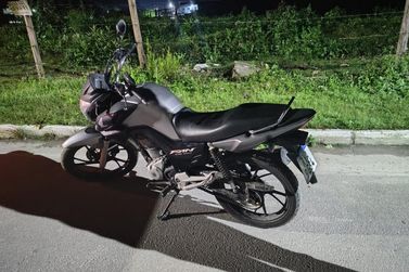 Motocicleta furtada &eacute; recuperada pela PM ap&oacute;s den&uacute;ncia em Cambori&uacute;