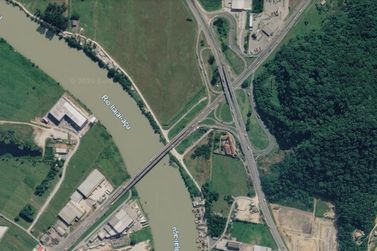 Obras na BR-101 alteram tr&aacute;fego na ponte sobre o Rio Itaja&iacute;-A&ccedil;u neste domingo