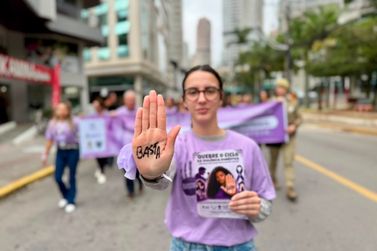 Agosto Lil&aacute;s mobiliza Itapema e encerra m&ecirc;s de conscientiza&ccedil;&atilde;o com caminhada