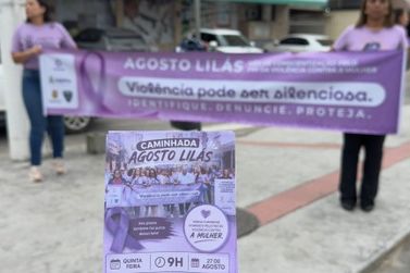 Blitz educativa refor&ccedil;a campanha Agosto Lil&aacute;s e convida popula&ccedil;&atilde;o para caminhada