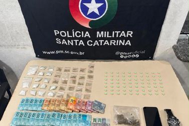 Homem &eacute; preso com drogas e mais de R$ 37 mil em dinheiro em Porto Belo