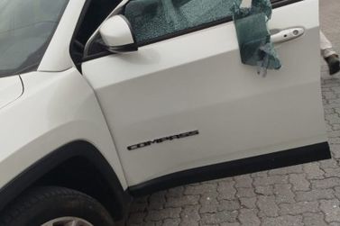 Homem &eacute; preso pela PM ap&oacute;s atacar motorista com barra de ferro e quebrar carro em Itapema
