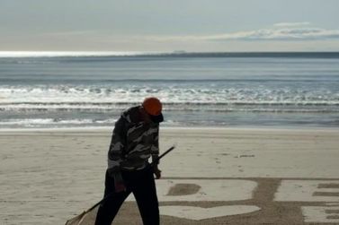 Seu Afonso transforma a areia da praia de Itapema em espa&ccedil;o com mensagens de f&eacute; e reflex&atilde;o