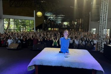 Tiago Linck emociona professores da Rede Municipal com hist&oacute;ria de vida e supera&ccedil;&atilde;o