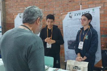 Estudantes de Itapema compartilham pesquisas durante feira no IFC
