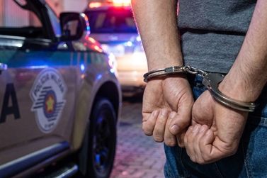 Homem procurado por homic&iacute;dio &eacute; preso na Rua 302 em Itapema