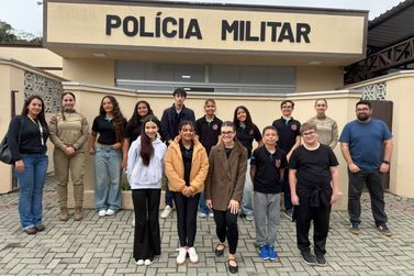 Vereadores mirins visitam o 31&ordm; batalh&atilde;o da pol&iacute;cia militar em itapema