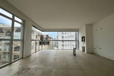 Apartamento &agrave; venda - 132m&sup2; - Meia Praia