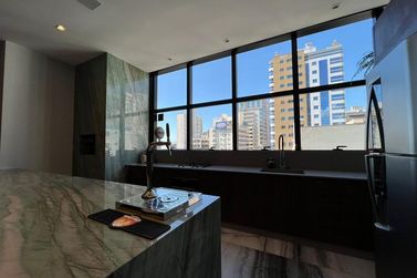 Apartamento &agrave; venda - 200m&sup2; - Meia Praia